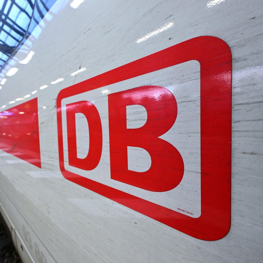Sicherheitsmitarbeiter der Deutschen Bahn stürzt bei Streit aus fahrendem Zug