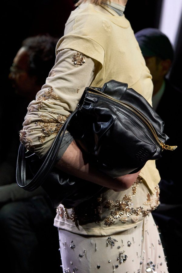 Schwarze Taschen für den Herbst: Die besten Modelle und drei Celebrity-Looks zum Nachstylen