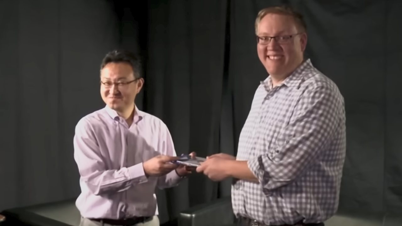 Shuhei Yoshida und Adam Boyes wiederholen legendäre PlayStation-Aktion ohne Discs