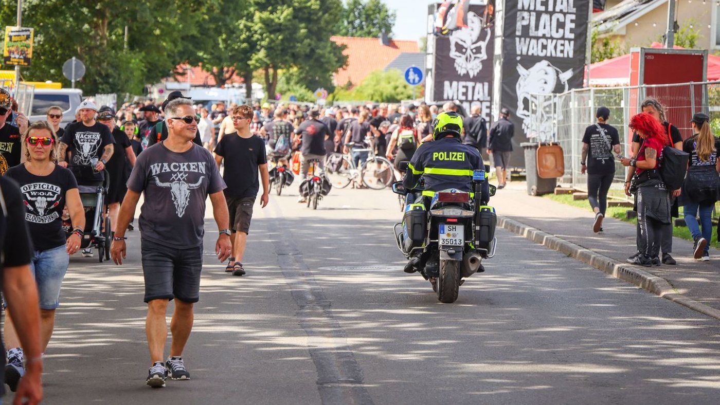 Zwei Festivalbesucher bei Attacke nahe dem Wacken Open Air verletzt – Polizei sucht Täter