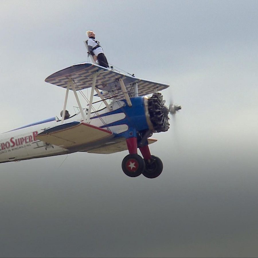 97-Jährige fliegt nach Schlaganfall wieder auf einem Flugzeugflügel