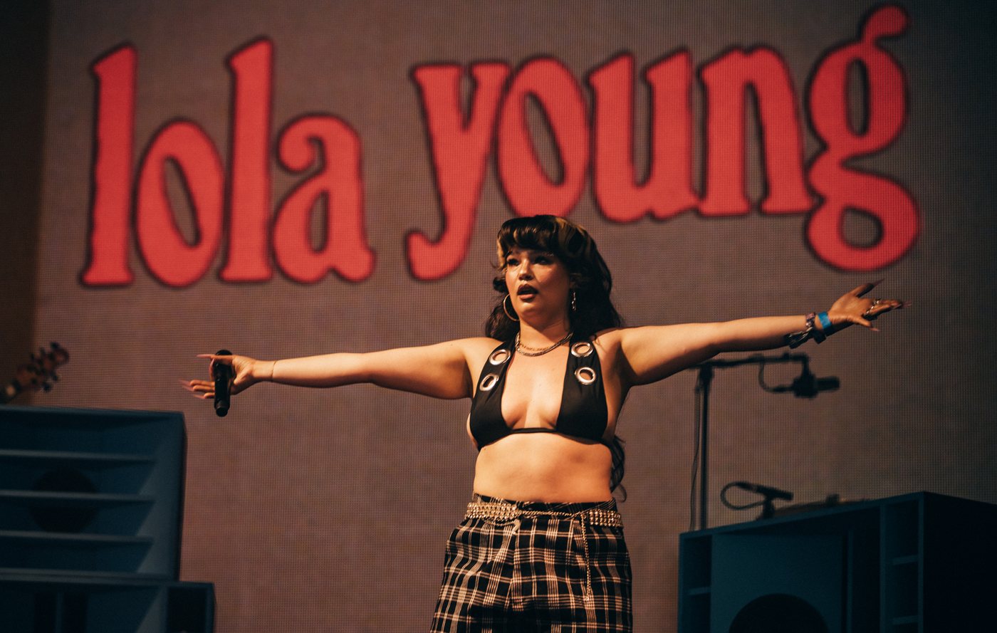 Reading 2026: Lola Young überrascht mit Secret Set zum Festivalabschluss