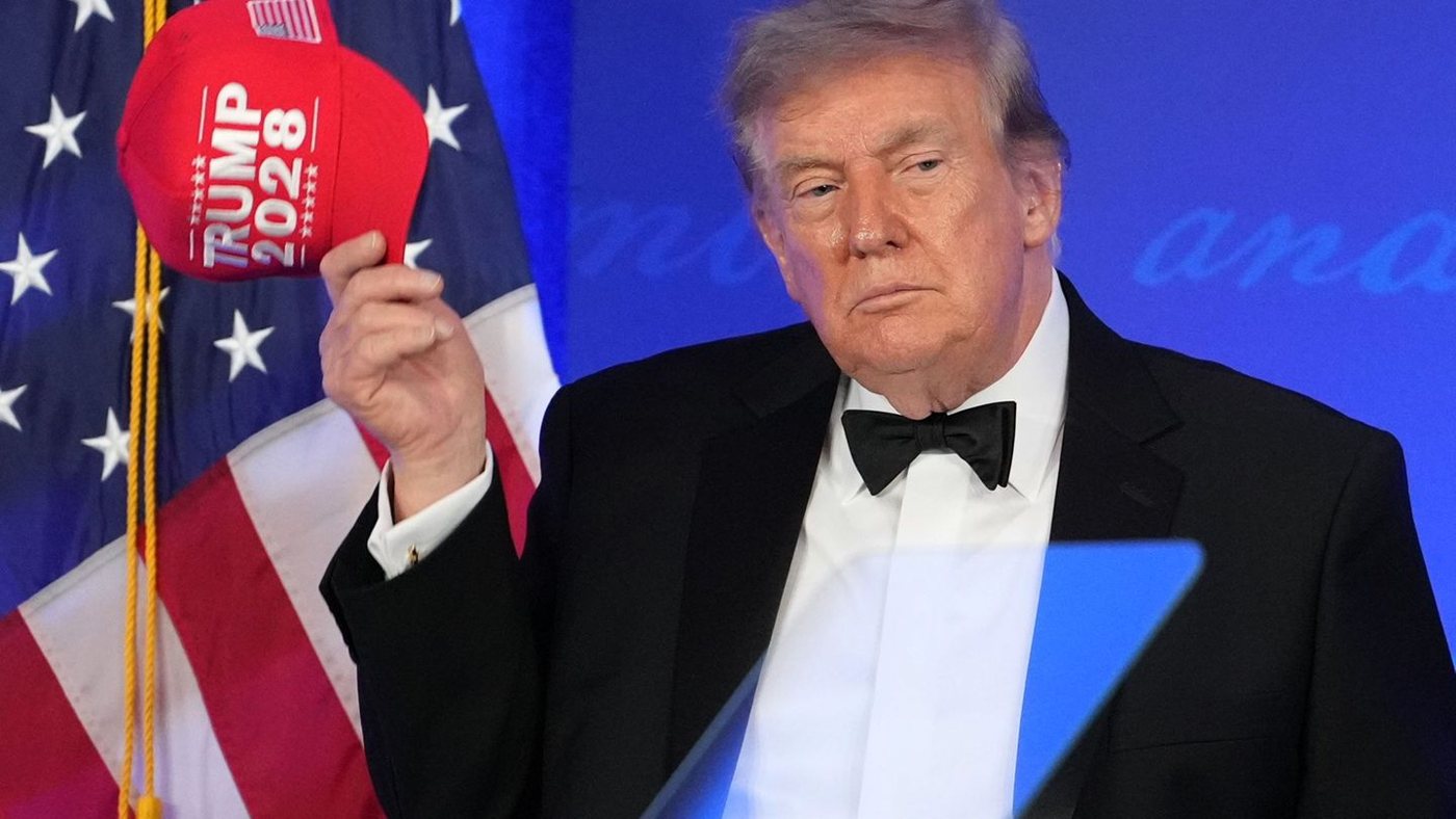Dann zieht der US-Präsident eine rote „Trump 2028“-Kappe auf