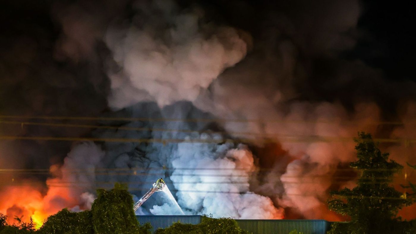 Großbrand im Stuttgarter Großmarkt: Größter Feuerwehreinsatz seit Jahren