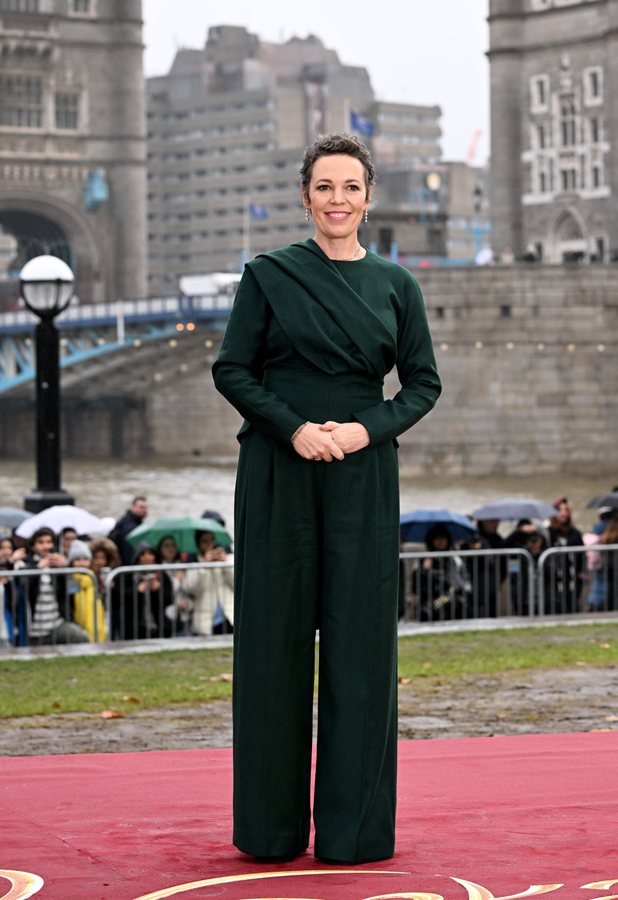 Olivia Colman überrascht auf dem Miu-Miu-Laufsteg in Paris