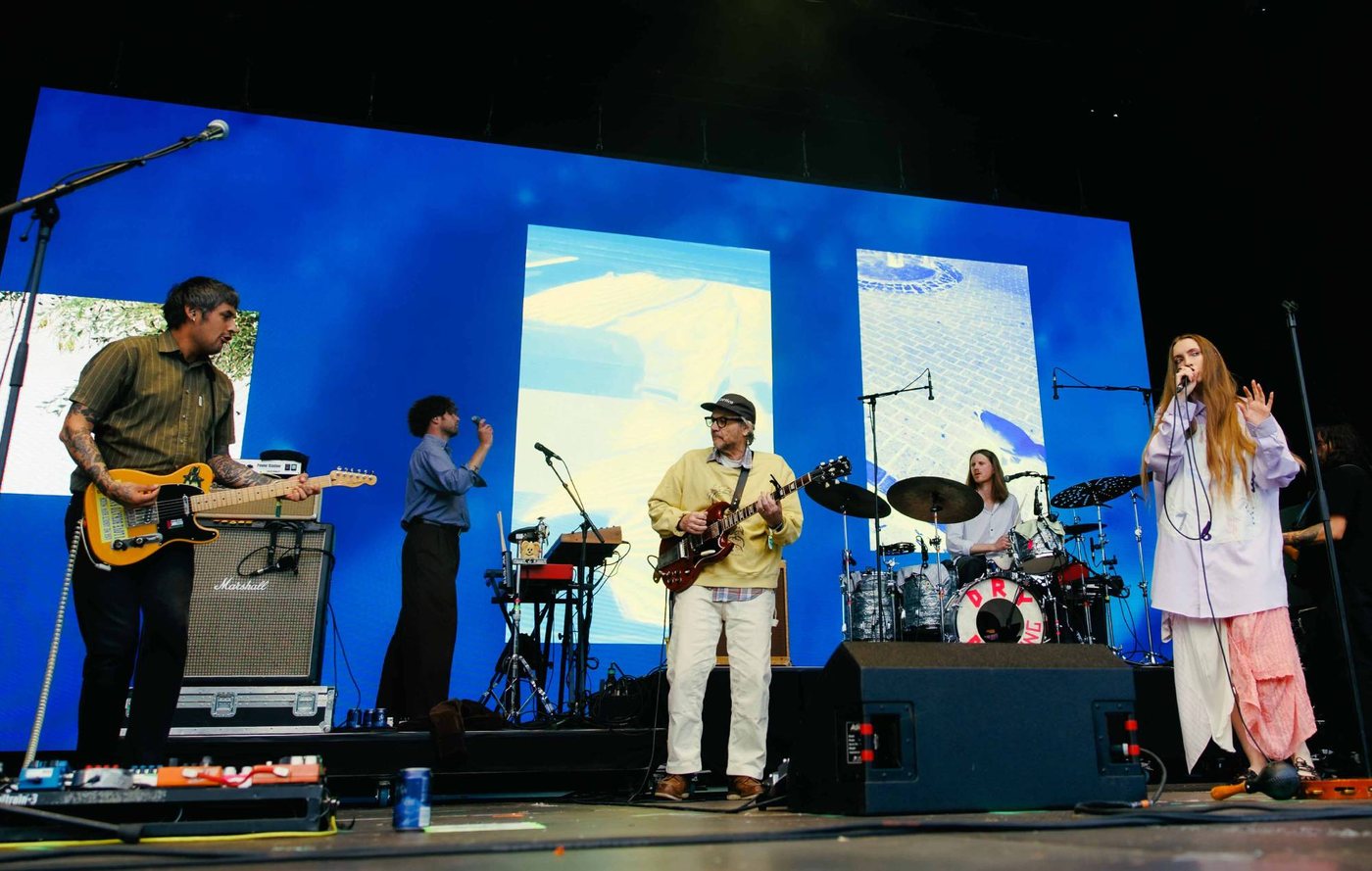 Dry Cleaning holen Jeff Tweedy für gemeinsamen Auftritt beim Green Man Festival auf die Bühne