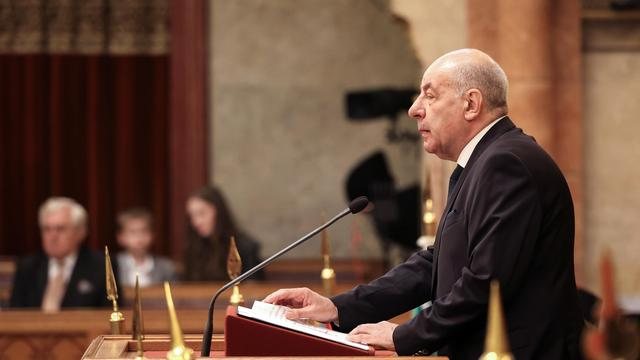Ungarisches Parlament stimmt für Verfassungsänderung zur Absetzung von Präsident Sulyok